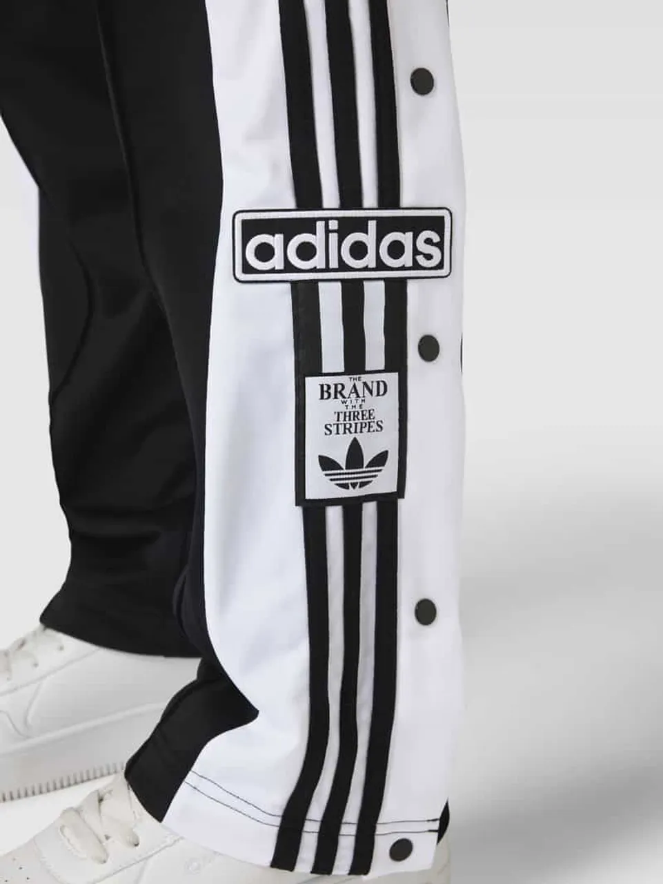 adidas Originals Sweatpants mit seitlichen Druckknopfleisten Modell 'ADIBREAK' in Black