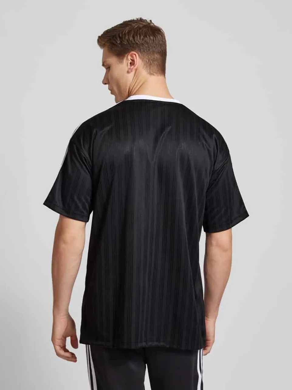 adidas Originals T-Shirt mit Label-Print in Black