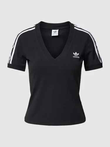 adidas Originals T-Shirt mit V-Ausschnitt in Black