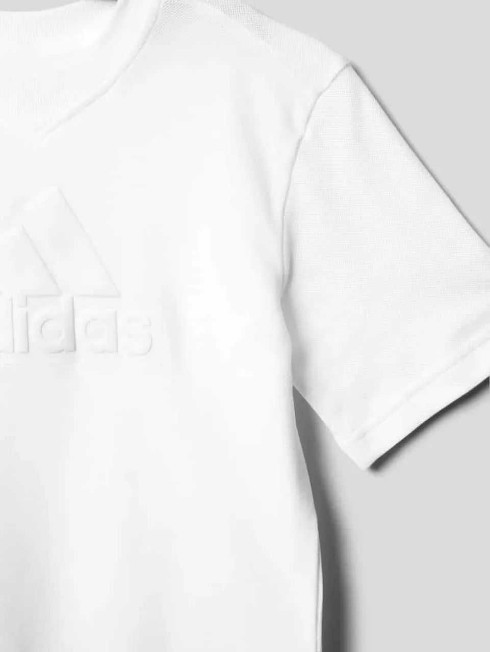 ADIDAS SPORTSWEAR T-Shirt mit Label-Detail in Weiss
