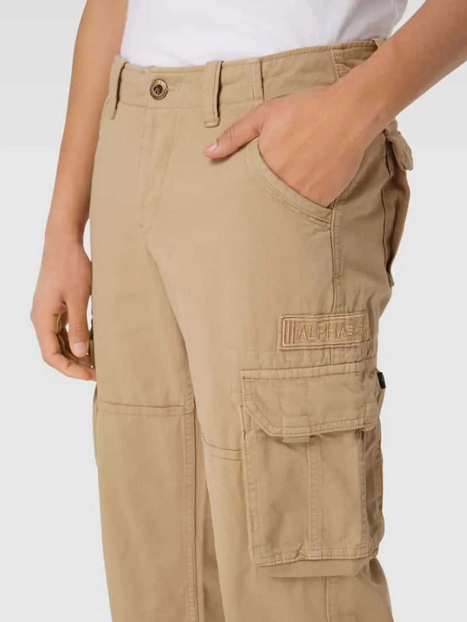 Alpha Industries Flared Cut Cargohose mit Label-Patch Modell 'JET' in Beige
