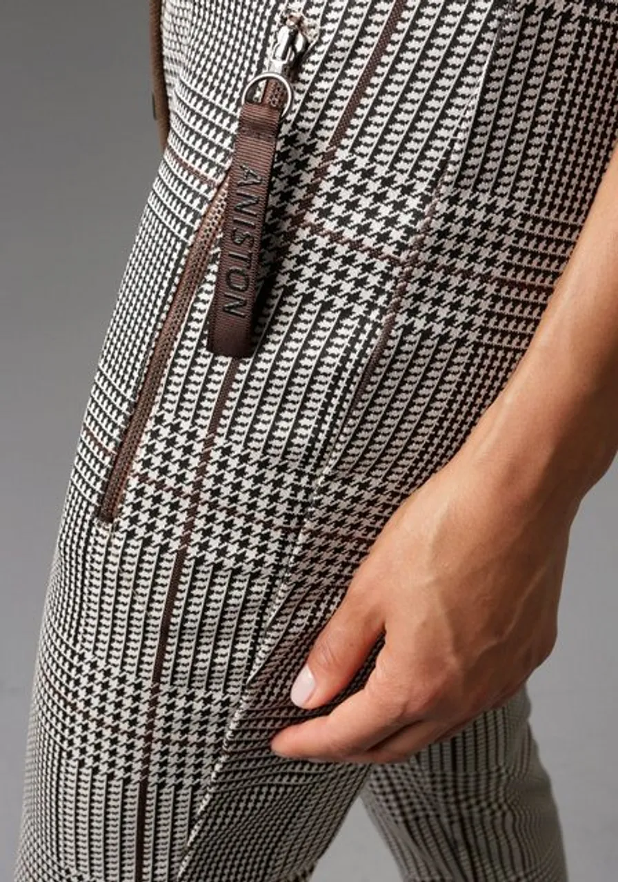 Aniston CASUAL Schlupfhose mit beschrifteten Tapes an den 2 Reißverschluss-Taschen
