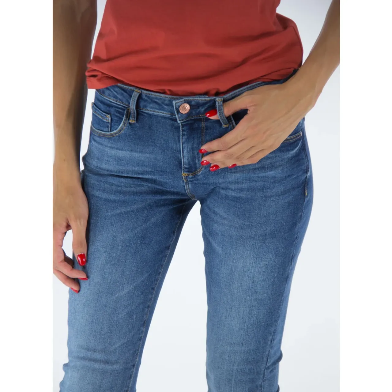 Annette Skinny Jeans in mittelblauem Denim Guess
