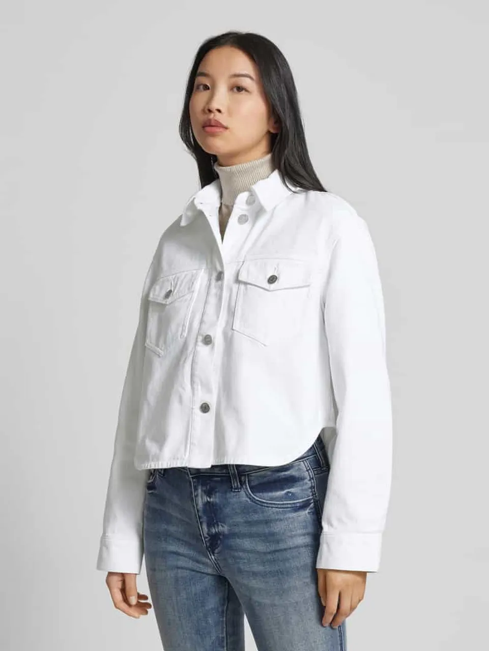 ARMANI EXCHANGE Jeansjacke mit aufgesetzten Brusttaschen in Weiss