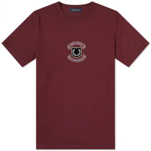 Besticktes Shield Tee in Mahagoni Fred Perry