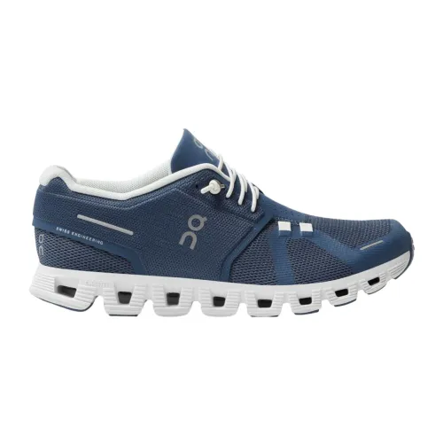 Blaue Sneakers On Running