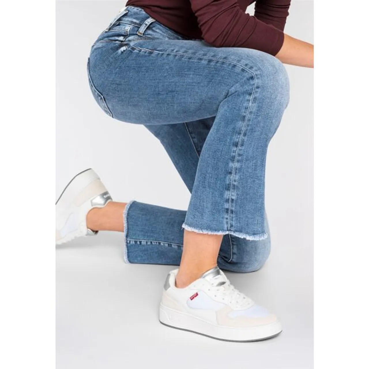 Bootcut-Jeans HERRLICHER "Pearl Boot Copped Denim Light" Gr. 26, N-Gr, blau (medium) Damen Jeans Bootcut
