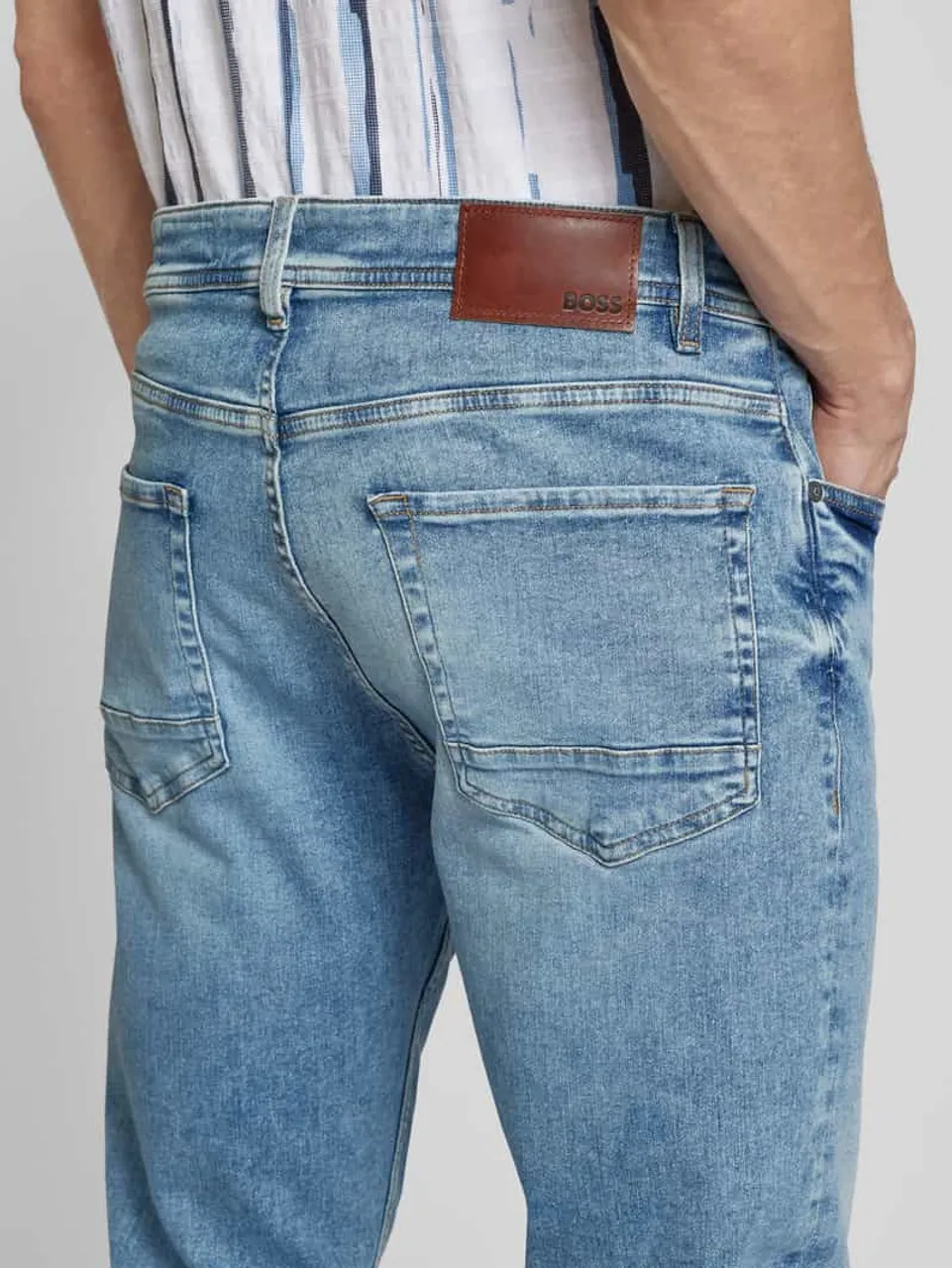 BOSS Orange Tapered Fit Jeans im 5-Pocket-Design Modell 'TABER' in Hellblau