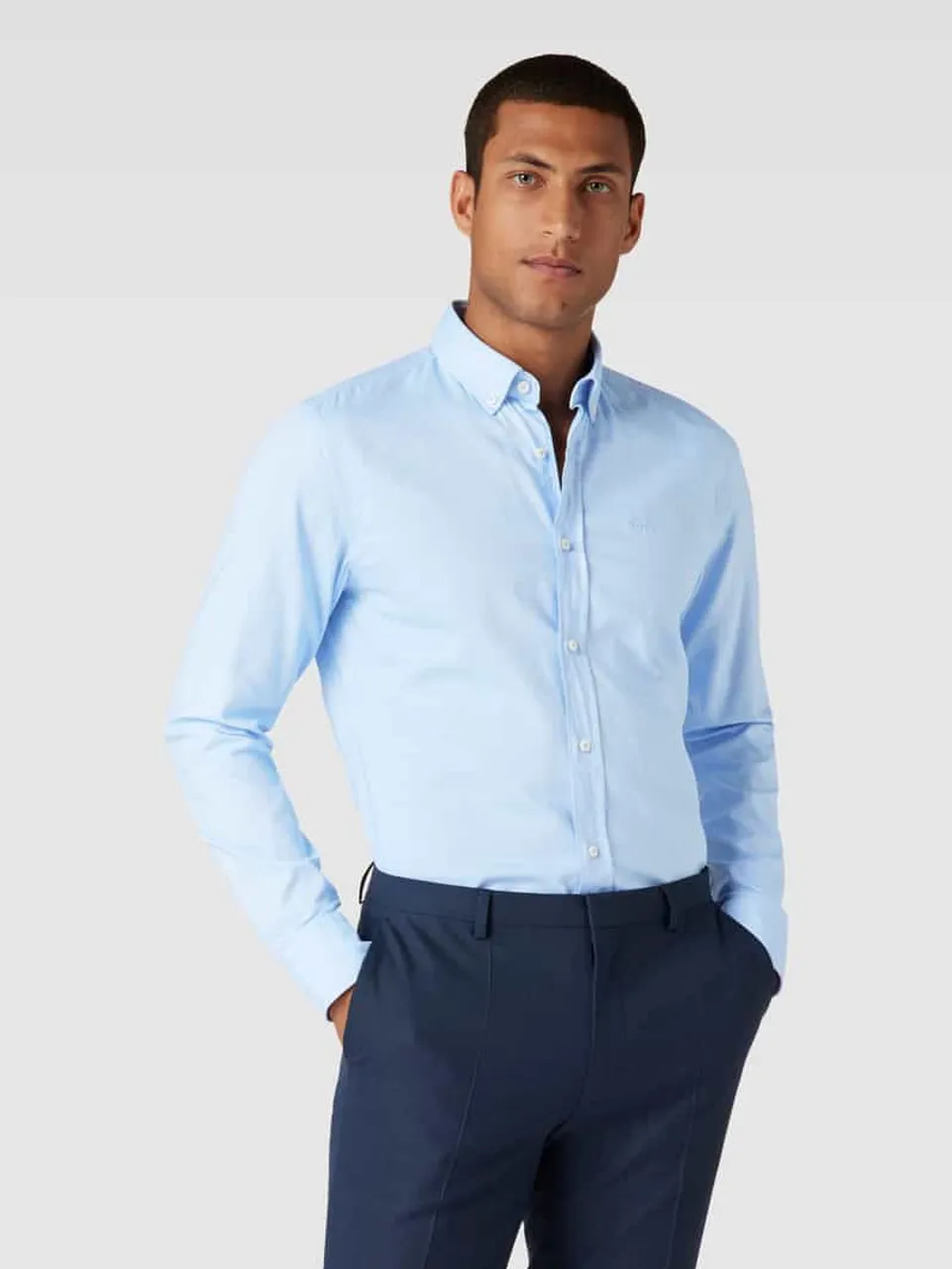 BOSS Slim Fit Casual Fit Business-Hemd mit Button-Down-Kragen in Bleu