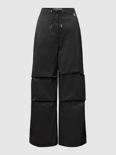 Calvin Klein Jeans Loose Fit Cargohose mit Kordelzug in Black