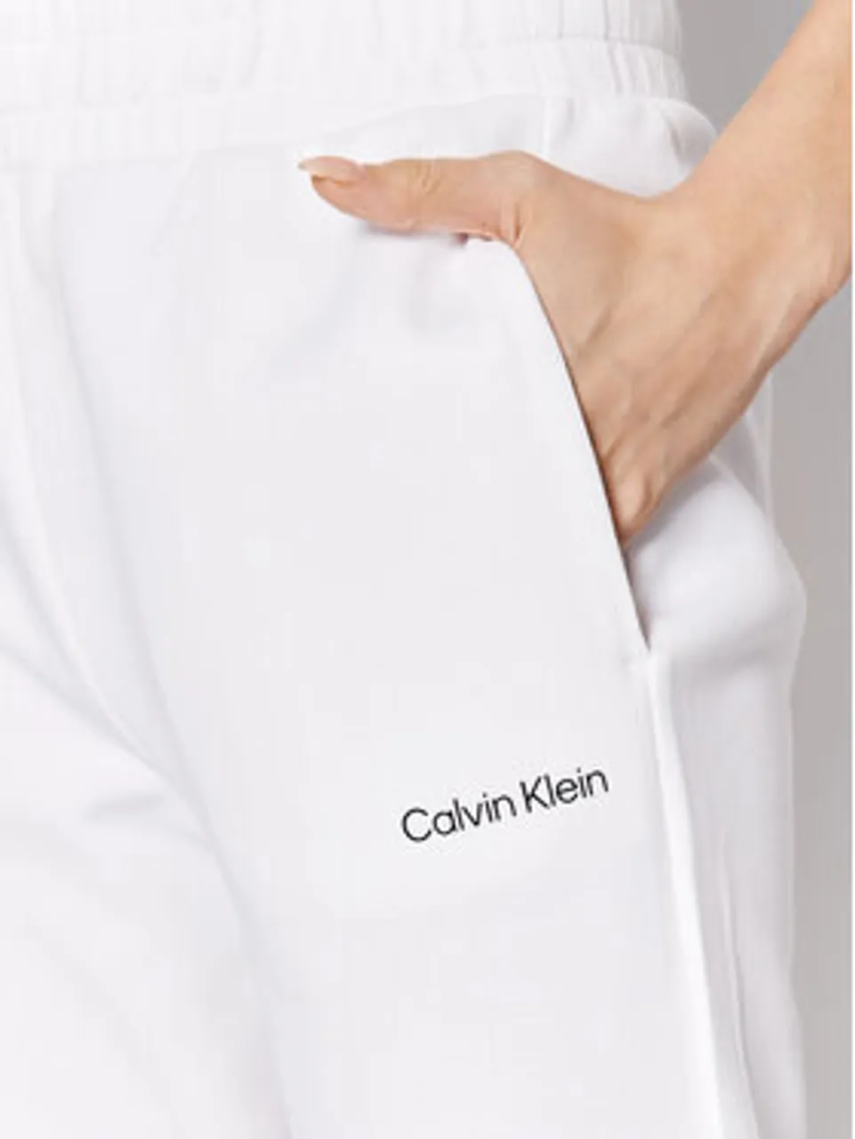 Calvin Klein Jogginghose Micro Logo Essential K20K204424 Weiß Regular Fit