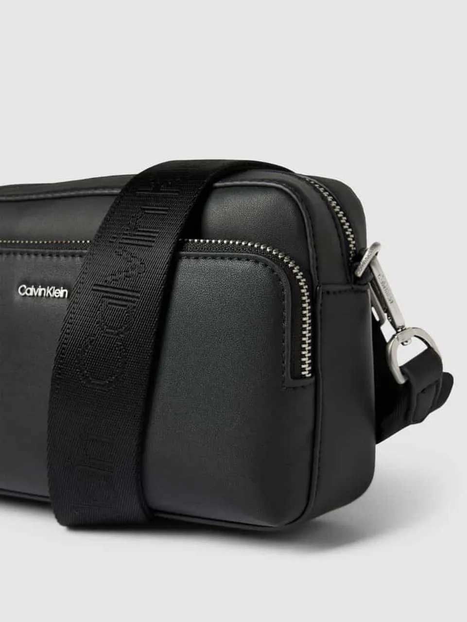 CK Calvin Klein Handtasche mit Label-Detail und verstellbarem Schulterriemen in Black, Größe One Size