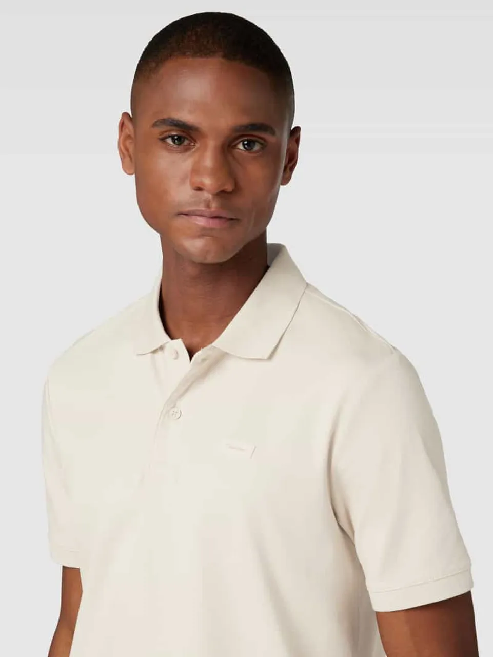 CK Calvin Klein Slim Fit Poloshirt aus Baumwolle mit Label-Detail in Beige