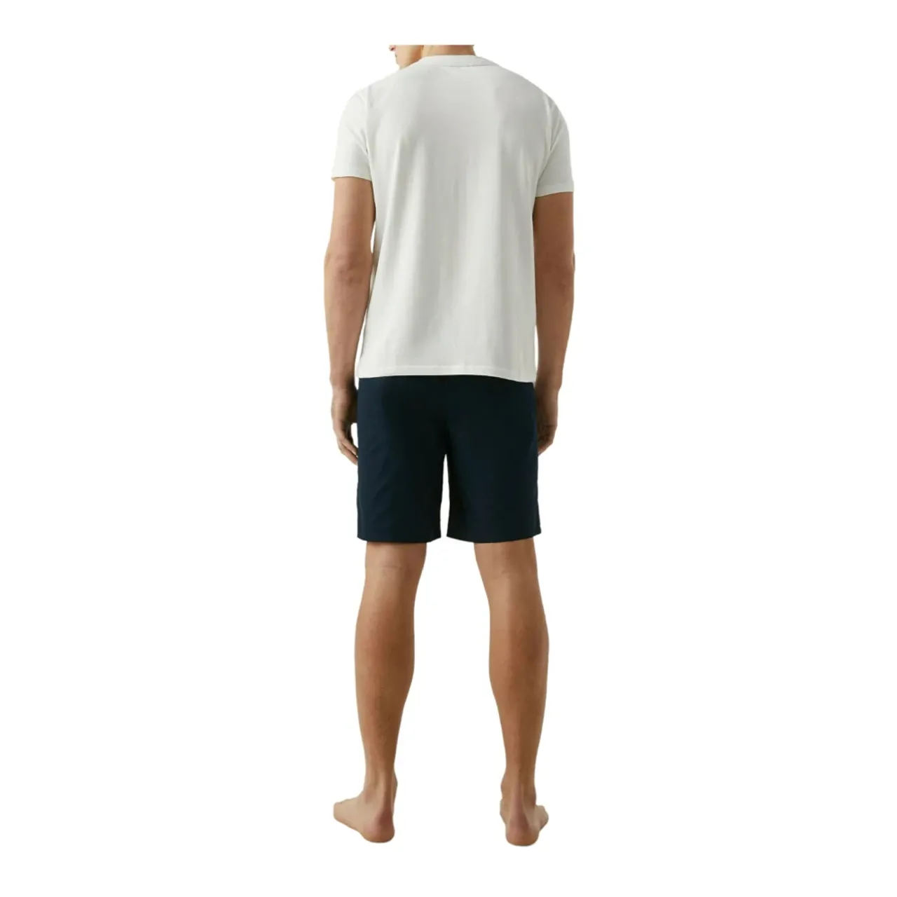 Der elastische Bund der Shorts erinnert an das ikonische Detail, das das T-Shirt schmückt und einen koordinierten Lounge-Look mit makellosem Stil scha