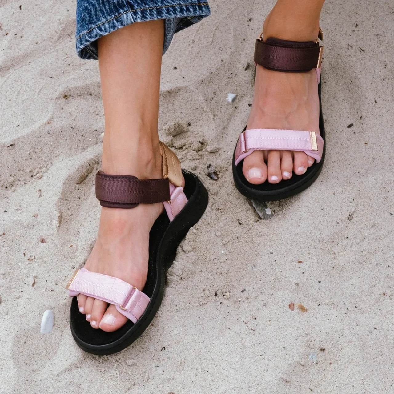 Elegante und bequeme Line Sandale mit Fischleder-Details Woden