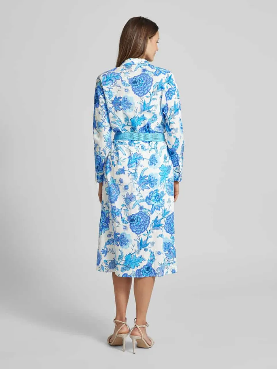 Emily Van den Bergh Hemdblusenkleid mit floralem Muster und Bindegürtel in Blau