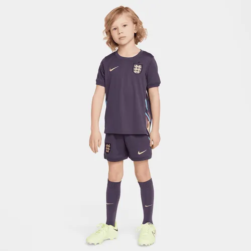 England 2024 Stadium Away Nike Replica dreiteiliges Fußballtrikot-Set für jüngere Kinder - Lila