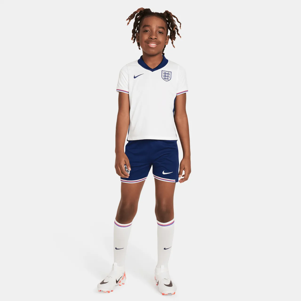England 2024 Stadium Home Dreiteiliges Nike Replika Fußballtrikot-Set für jüngere Kinder - Weiß