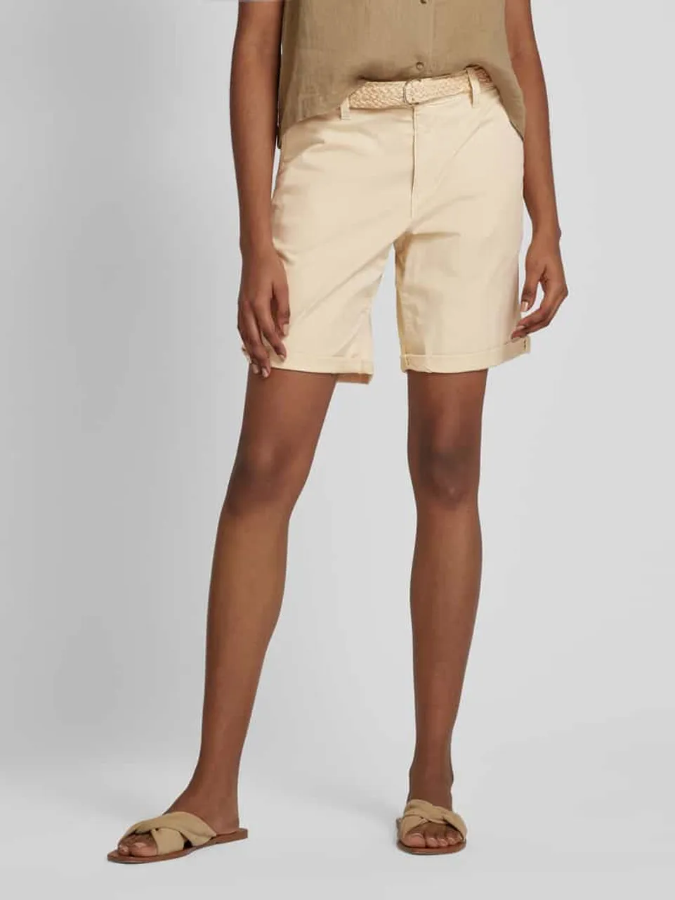 Esprit Regular Fit Shorts mit Gürtel in Flecht-Optik in Sand