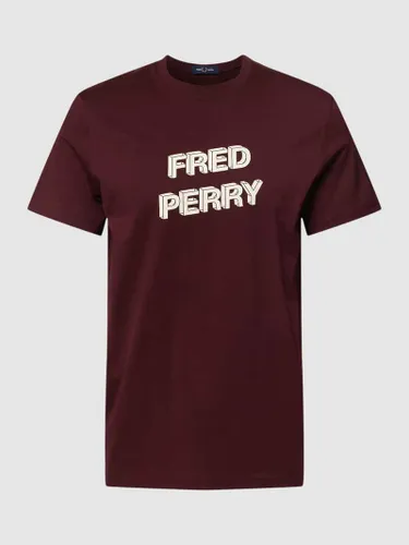 Fred Perry T-Shirt mit  Label-Print in Bordeaux