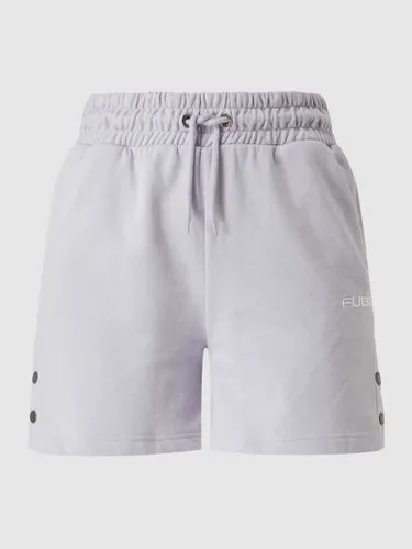 FUBU Shorts mit seitlicher Knopfleiste in Flieder