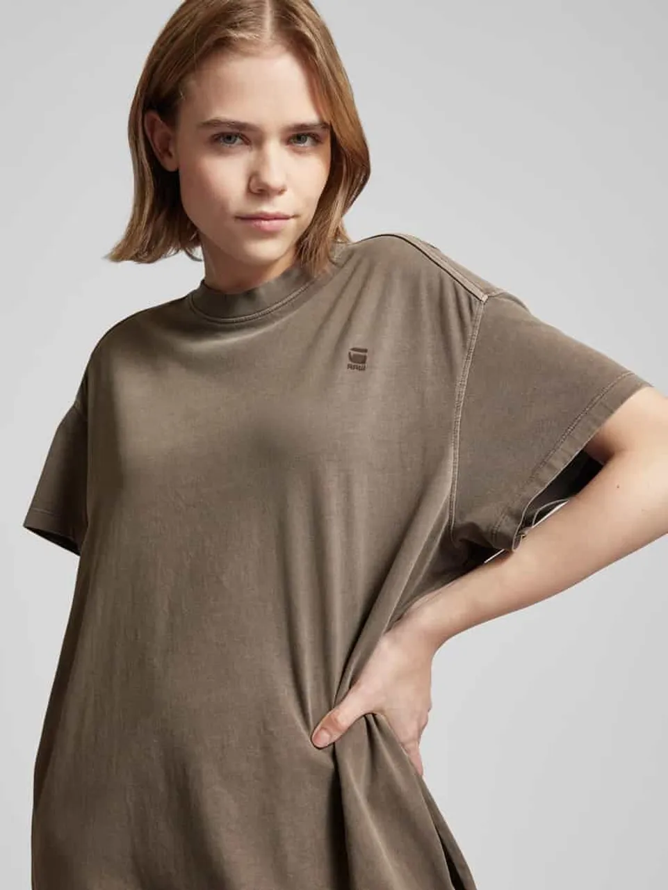 G-Star Raw Knielanges T-Shirt-Kleid mit Label-Detail in Oliv Melange