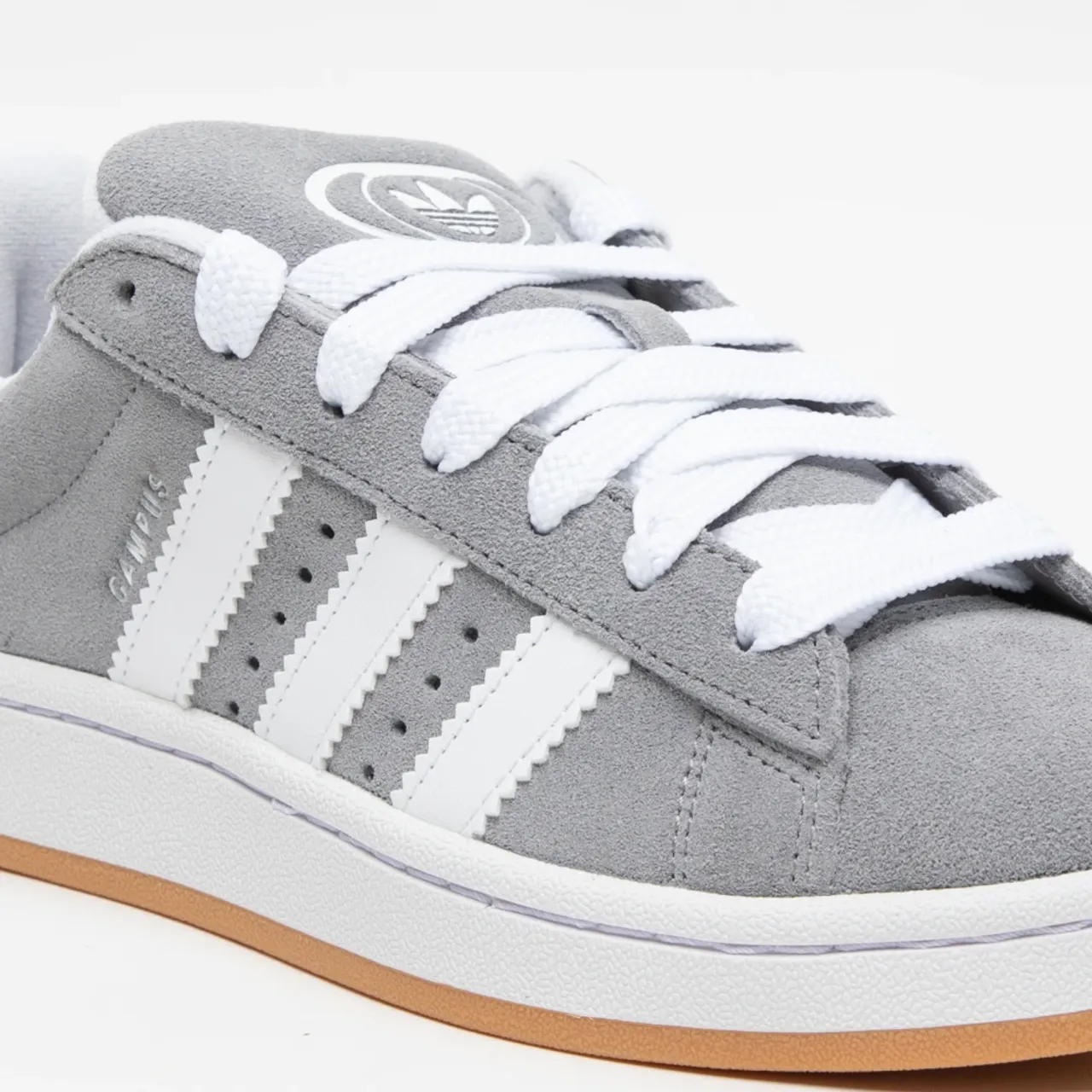 Graue Wildleder-Sneakers mit Weißen Schnürsenkeln Adidas