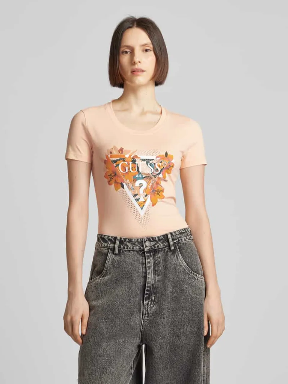 Guess T-Shirt mit Label- und Motiv-Print Modell 'TROPICAL TRIANGLE' in Apricot
