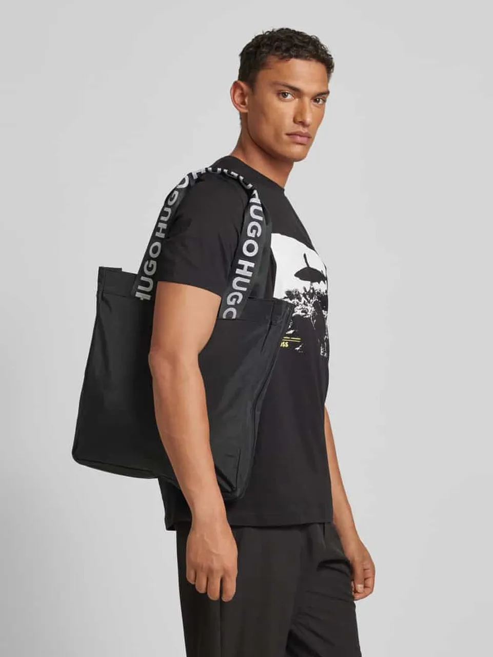 HUGO Handtasche mit Label-Applikation Modell 'Luka' in Black, Größe One Size