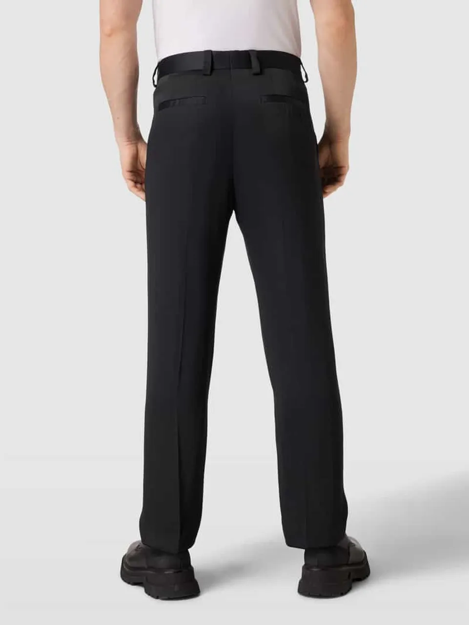 HUGO Regular Fit Bundfaltenhose mit Viskose-Anteil Modell 'Teagen' in Black