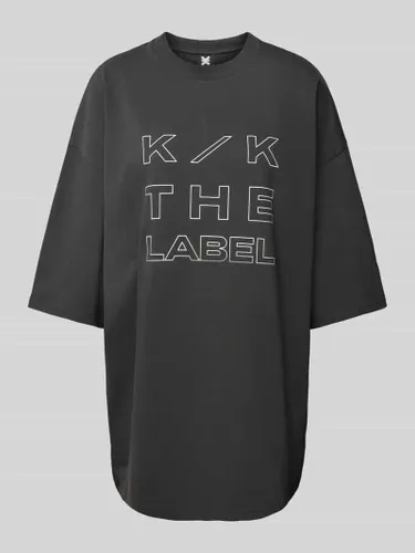 Karo Kauer Oversized T-Shirt mit Label-Print in Dunkelgrau
