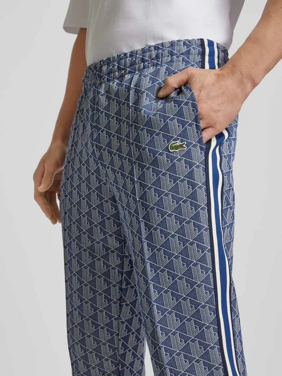 Lacoste Regular Fit Sweatpants mit grafischem Allover-Muster in Dunkelblau