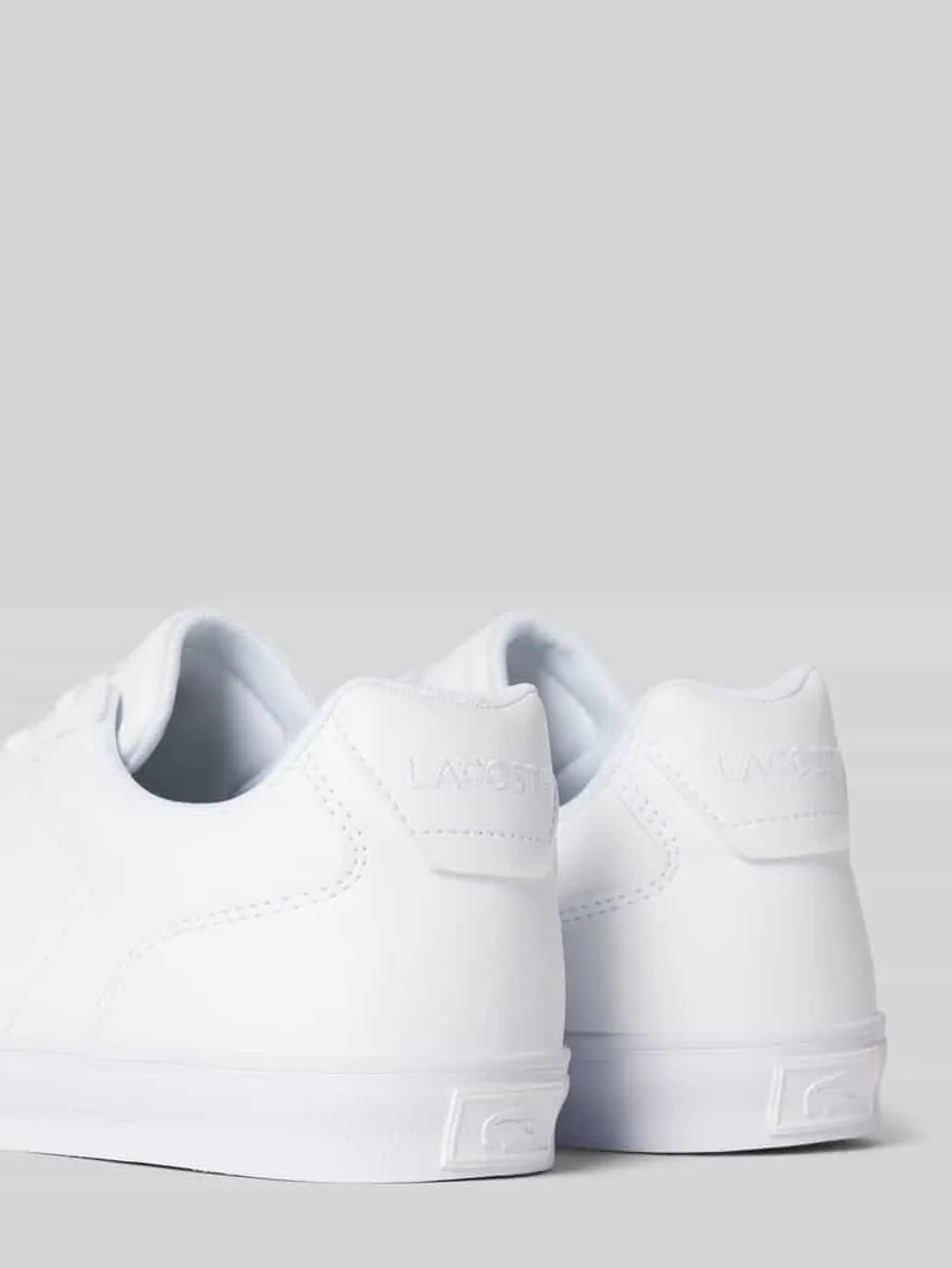 Lacoste Sneaker aus Leder in unifarbenem Design in Weiss