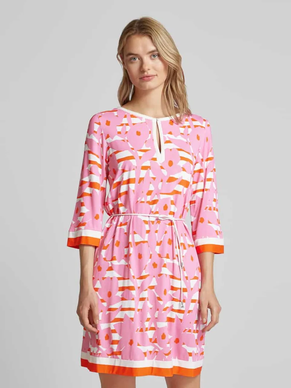 Marc Cain Knielanges Kleid mit Allover-Muster in Pink