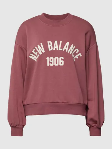 New Balance Sweatshirt mit Label-Print in Dunkelrot