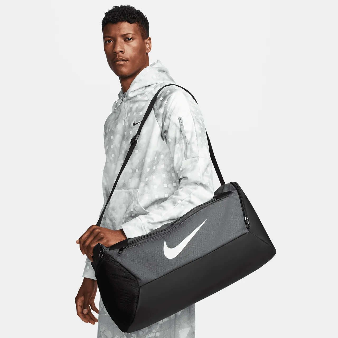 Nike Brasilia Sporttasche fürs Training (klein, 41 l) - Grau