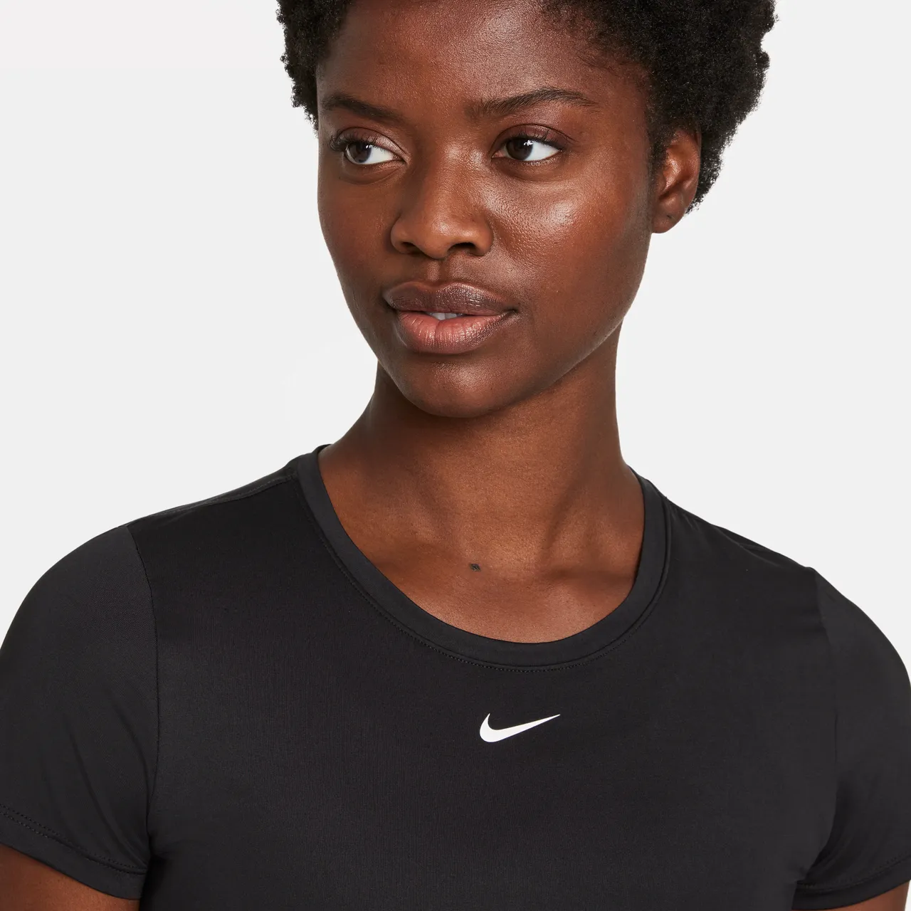 Nike Dri-FIT One Kurzarm-Oberteil in schmaler Passform für Damen - Schwarz