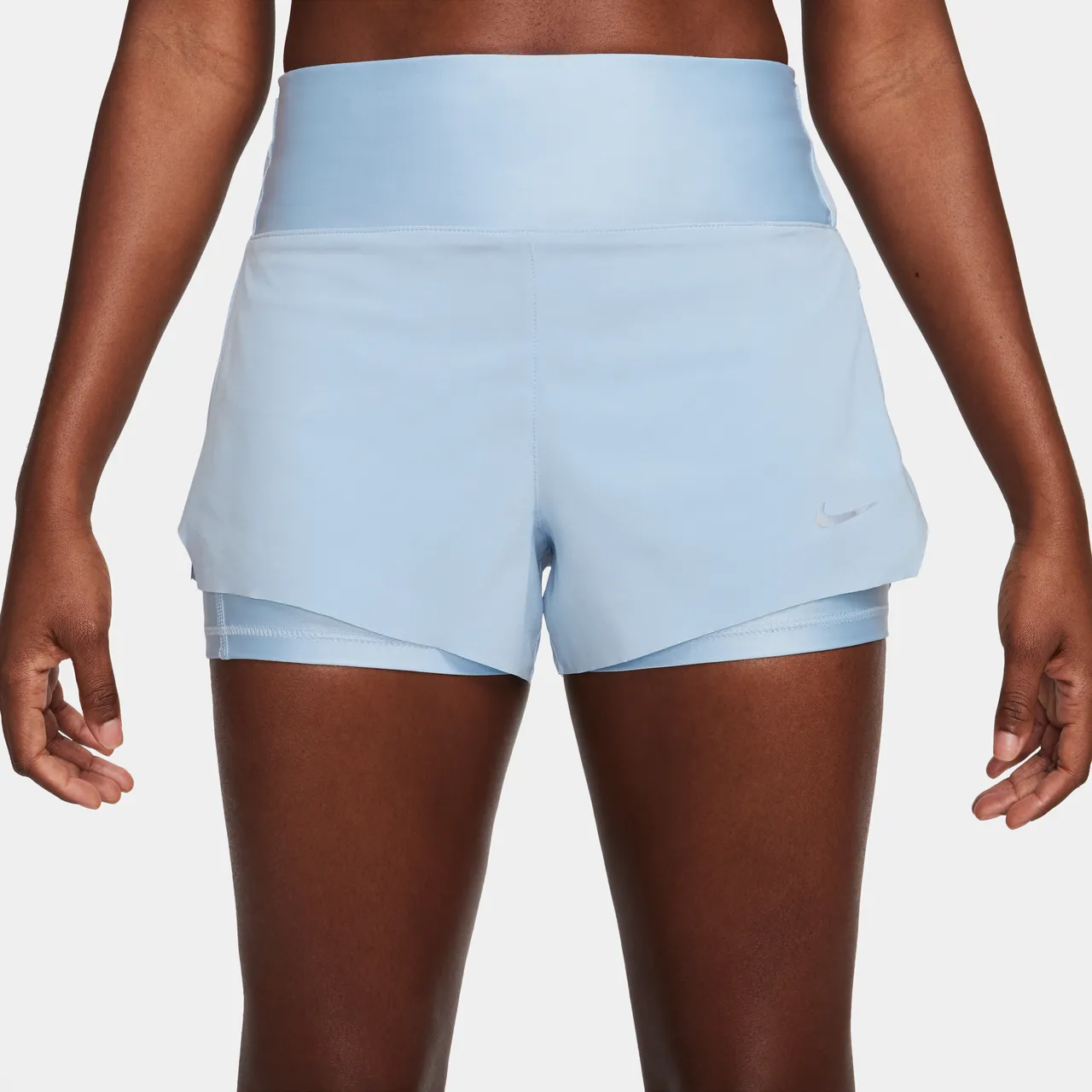 Nike Dri-FIT Swift 2-in-1-Laufshorts mit halbhohem Bund und Taschen für Damen (ca. 7,5 cm) - Blau