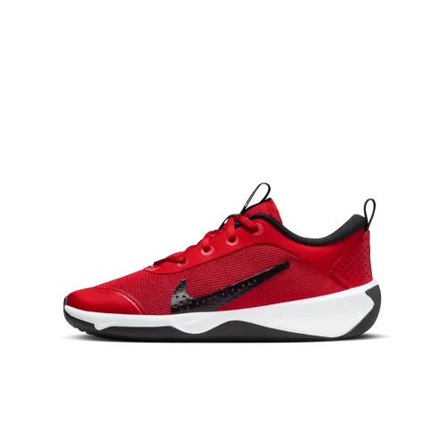 Nike Omni Multi-Court Hallenschuh für ältere Kinder - Rot