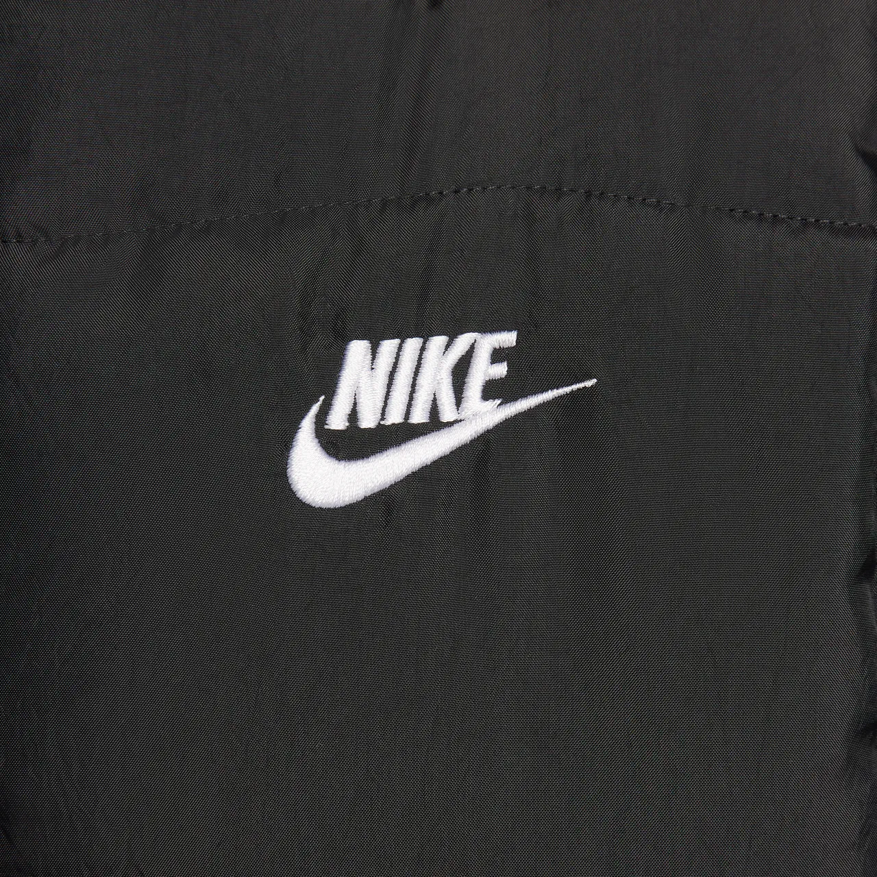 Nike Sportswear Classic Puffer Therma-FIT Weste mit lockerer Passform für Damen - Schwarz