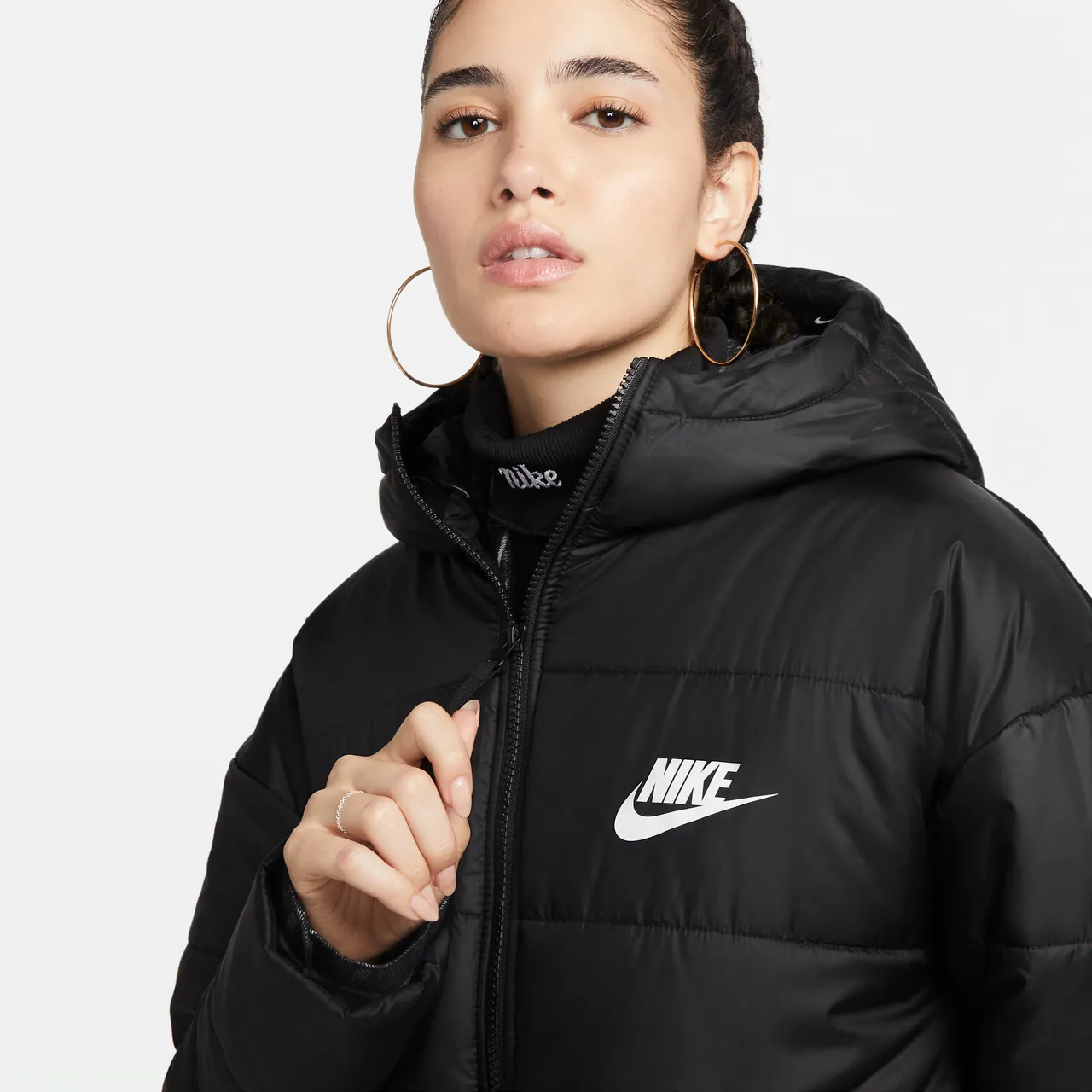 Nike Sportswear Therma-FIT Repel Damenparka mit Kapuze und Synthetikfüllung - Schwarz