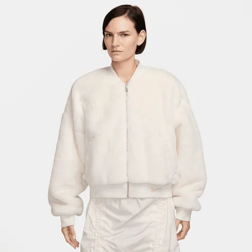 Nike Sportswear wendbare Bomberjacke aus Kunstfell für Damen - Weiß