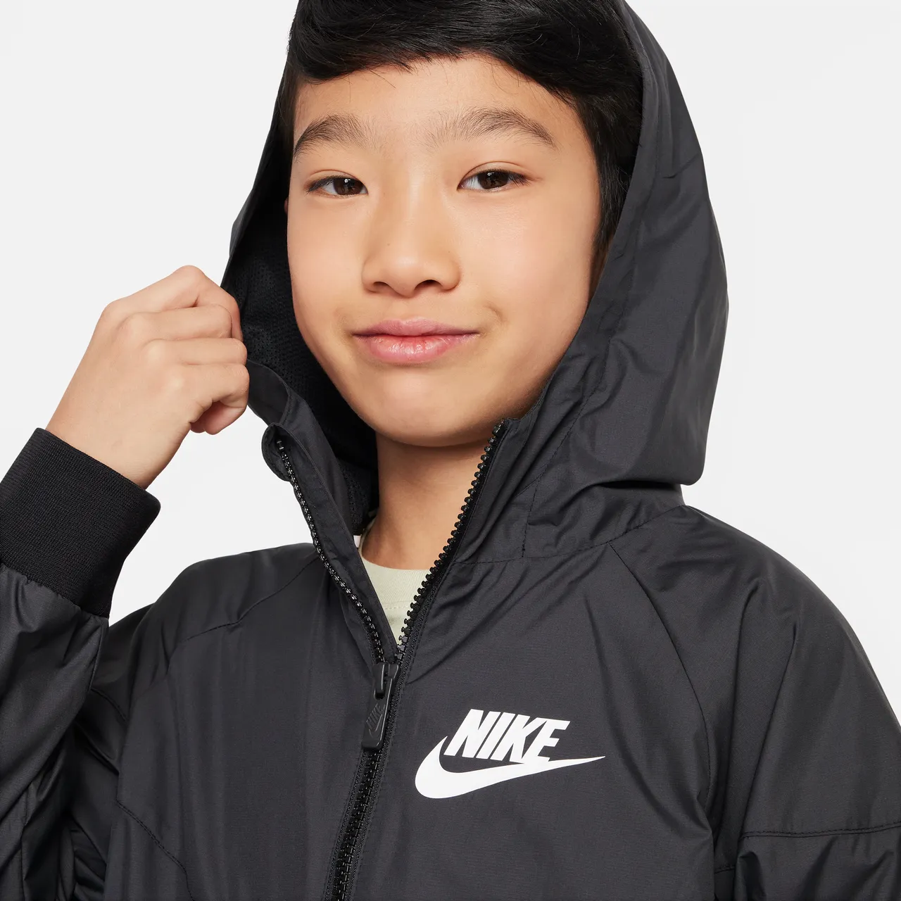 Nike Sportswear Windrunner lockere, hüftlange Jacke mit Kapuze für ältere Kinder (Jungen) - Schwarz