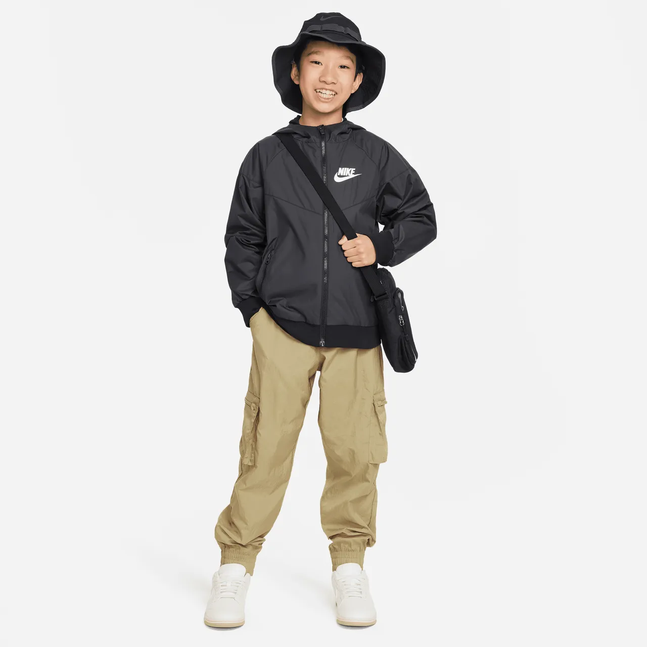Nike Sportswear Windrunner lockere, hüftlange Jacke mit Kapuze für ältere Kinder (Jungen) - Schwarz