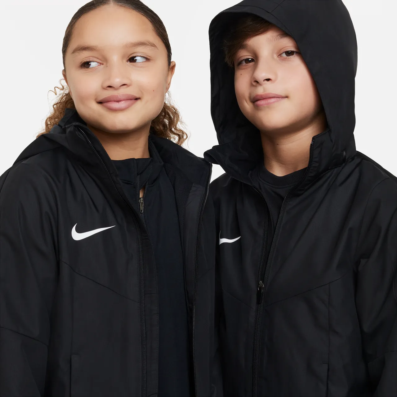 Nike Storm-FIT Academy23 Fußball-Regenjacke für ältere Kinder - Schwarz