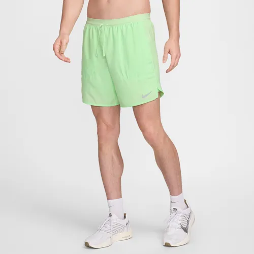 Nike Stride Dri-FIT 2-in-1-Laufshorts für Herren (ca. 18 cm) - Grün