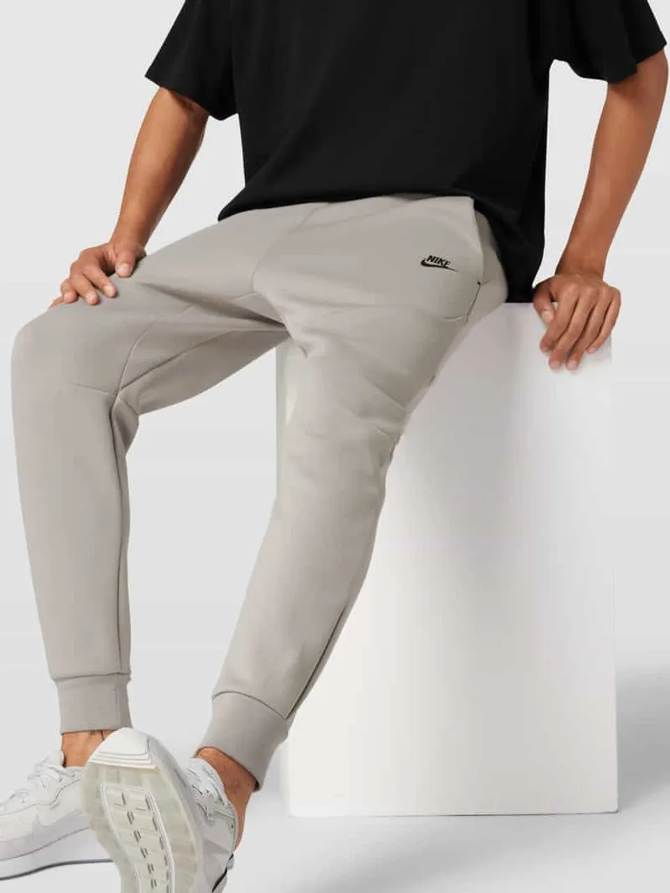 Nike Sweatpants mit Teilungsnähten in Silber Melange