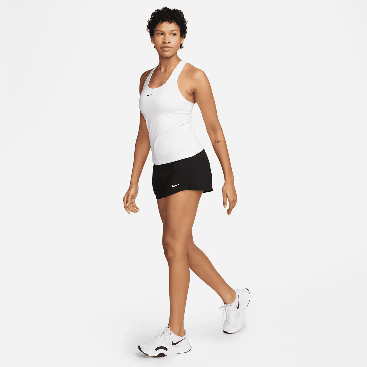 Nike Swoosh gepolstertes Sport-BH-Tanktop mit mittlerem Halt für Damen - Weiß