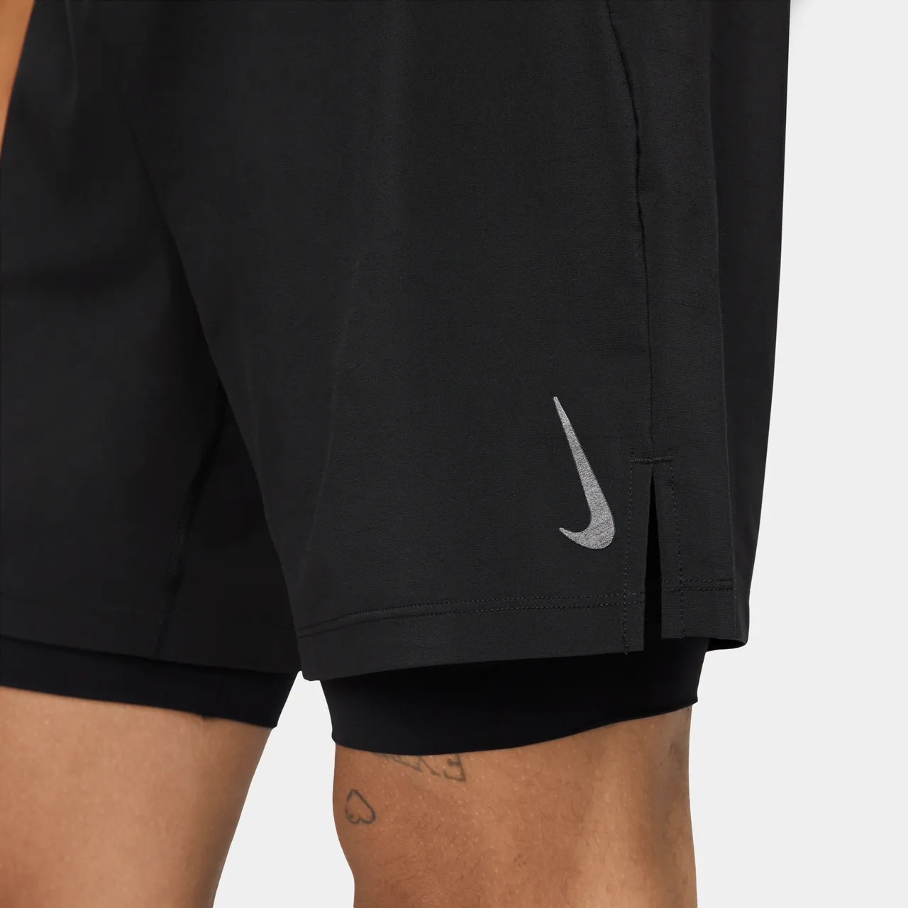 Nike Yoga 2-in-1-Herrenshorts - Schwarz