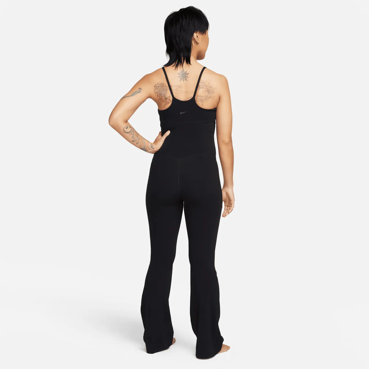 Nike Zenvy Dri-FIT Ganzkörper-Bodysuit mit ausgestelltem Bein für Damen - Schwarz